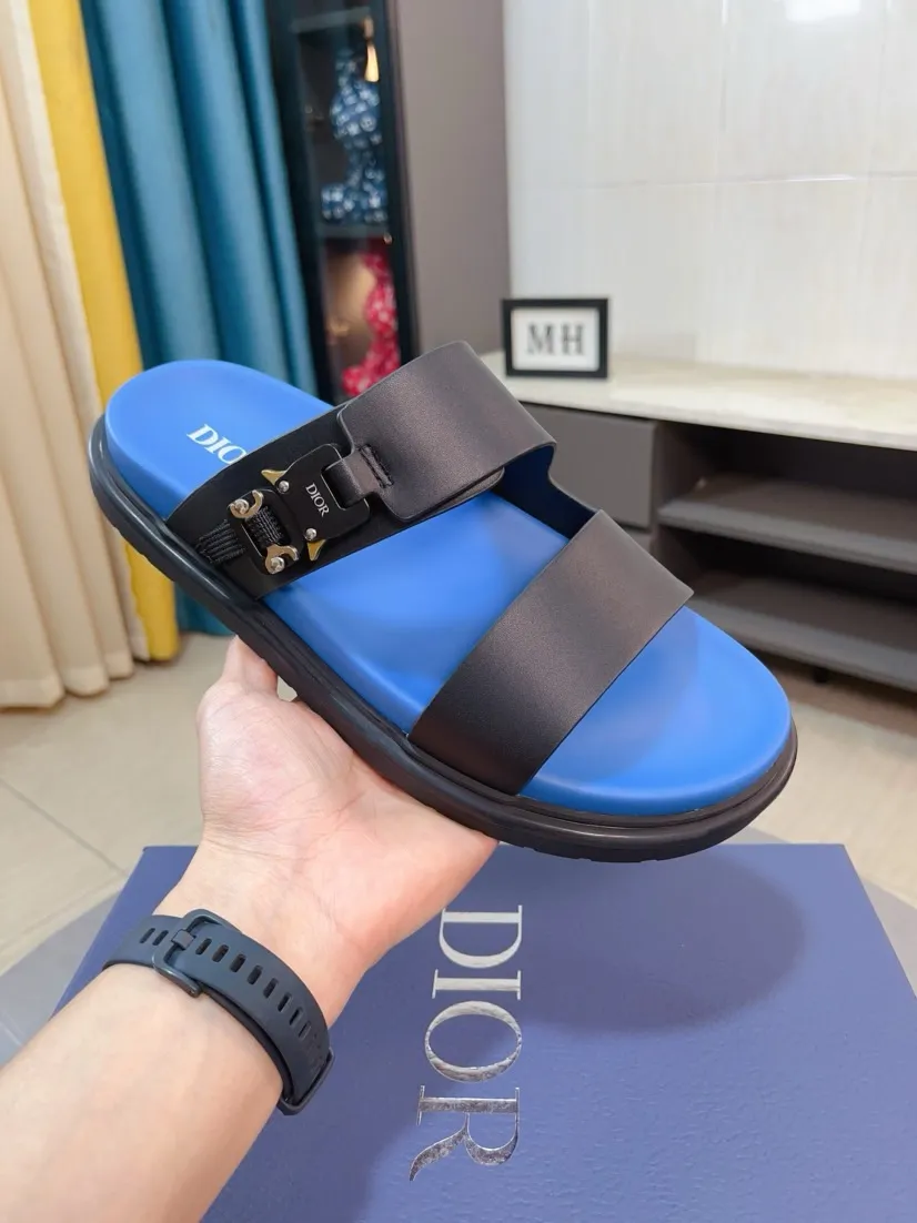 Men's Men's Shoes 💰320🌸🌸Dior Aqua Men's Sandals Slippers. Showcasing Dior haute couture design. The Dior gray suede strap is accented with an aluminum Dior buckle for added style. Paired with a comfortable tonal notch sole, they pair easily with shorts or jeans for a sophisticated look. Main body: suede cow leather, technical fabric lining: cow leather, with adjustable straps, aluminum Dior buckle, Dior gray EVA insole, tonal notch rubber outsole splicing structure👌👌size: 38-44 (45.46 customized)